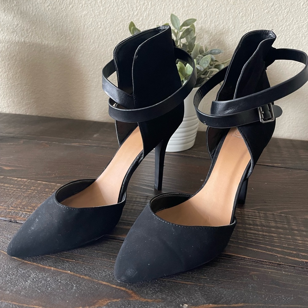 Womens Black Strappy 4” Dressy Heel Shoes